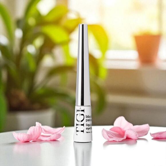 Tigi New Black Patent Liquid Eyeliner in Black 2.4 ml - Picture 2 of 2